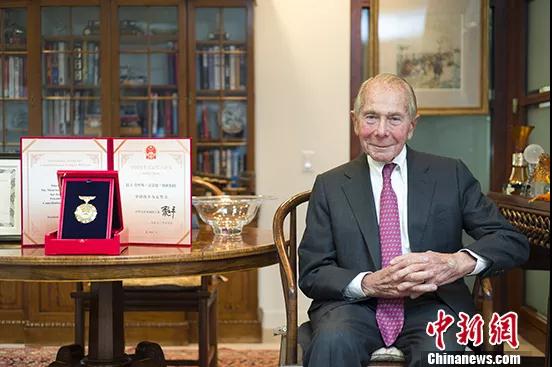 格林伯格与办公室中的奖章.jpg