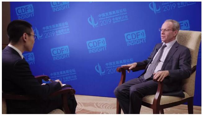 罗伯特·巴罗在中国发展高层论坛专题研讨会上发言.jpg