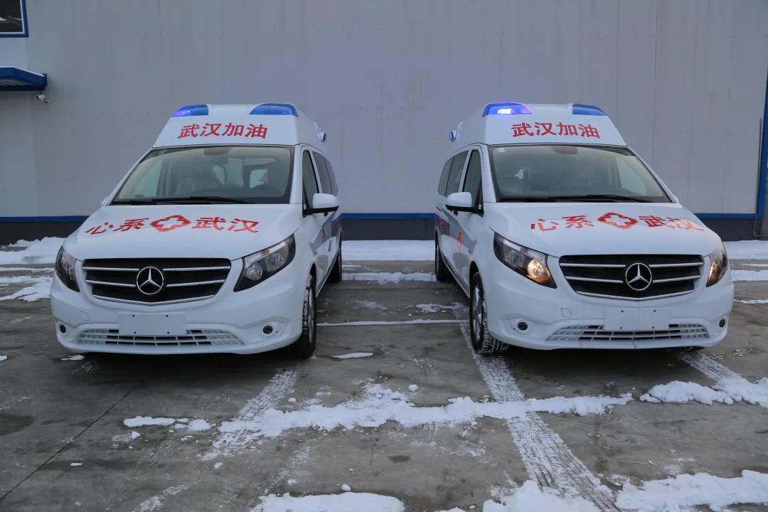福建奔驰汽车有限公司捐赠的两辆梅赛德斯-奔驰威霆负压救护车.jpg