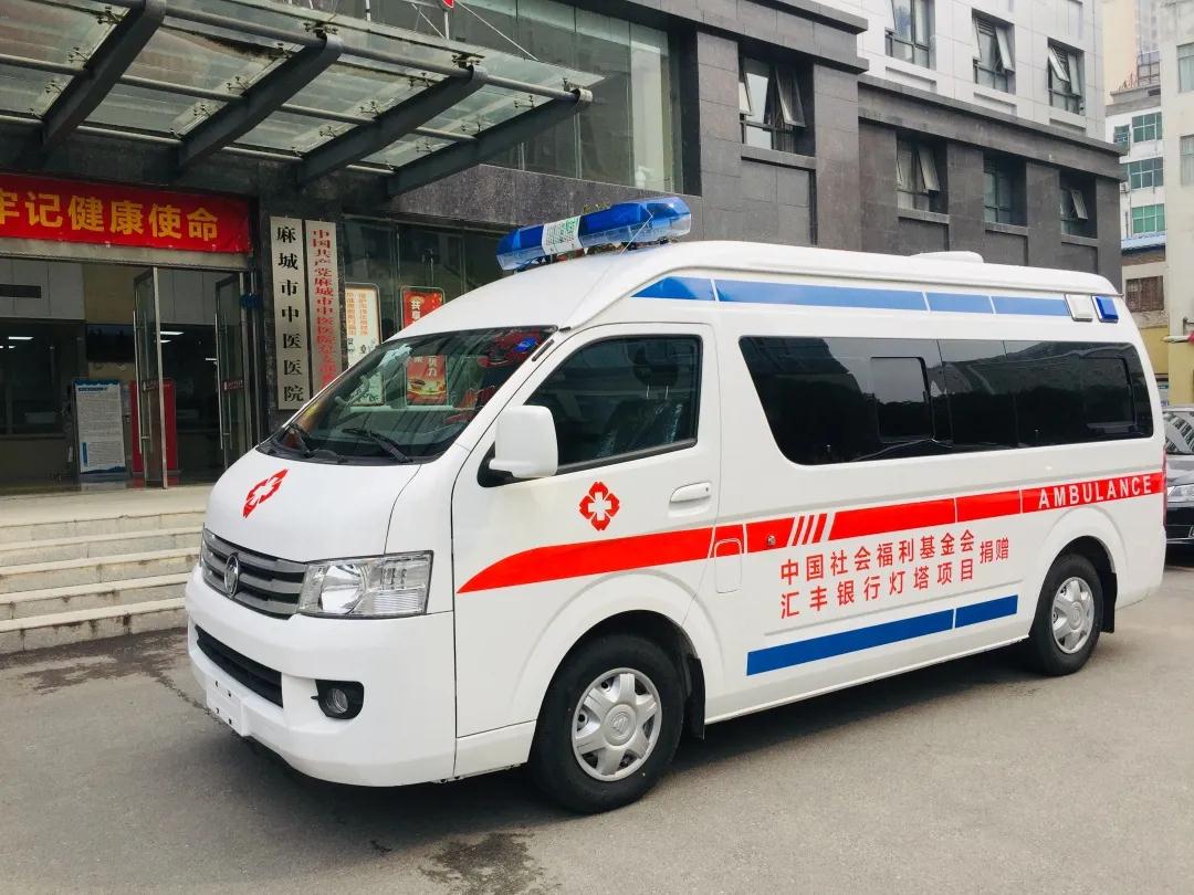由汇丰捐赠的13台负压救护车中的第一辆已经运抵湖北黄冈麻城中医医院.jpg