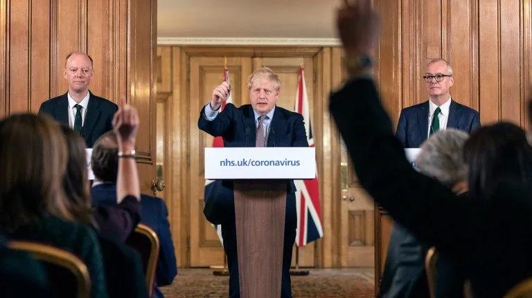 英国首相呼吁不要集会,保持社交距离.jpg
