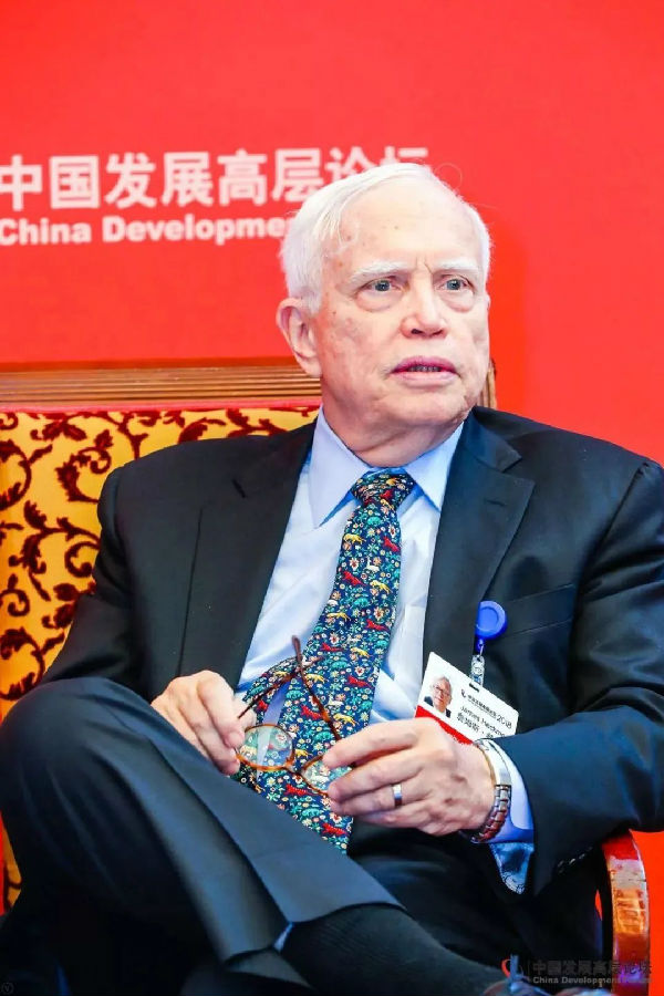 赫克曼教授参加中国发展高层论坛.jpg